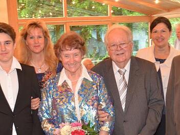 Zur diamantenen Hochzeit gratulierten (von links): Matthias Hofmann (Schwiegersohn), Tim Dittenhöfer (Enkel), Sonja Dittenhöfer (Tochter), das Jubelpaar Hilde und Franz-Josef Dittenhöfer, zweite Bürgermeisterin Angela Hofmann, Bernd Steger (weiterer Landratsstellvertreter).  Foto: Karl-Heinz Hofmann