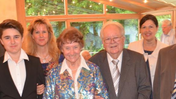 Zur diamantenen Hochzeit gratulierten (von links): Matthias Hofmann (Schwiegersohn), Tim Dittenhöfer (Enkel), Sonja Dittenhöfer (Tochter), das Jubelpaar Hilde und Franz-Josef Dittenhöfer, zweite Bürgermeisterin Angela Hofmann, Bernd Steger (weiterer Landratsstellvertreter).  Foto: Karl-Heinz Hofmann