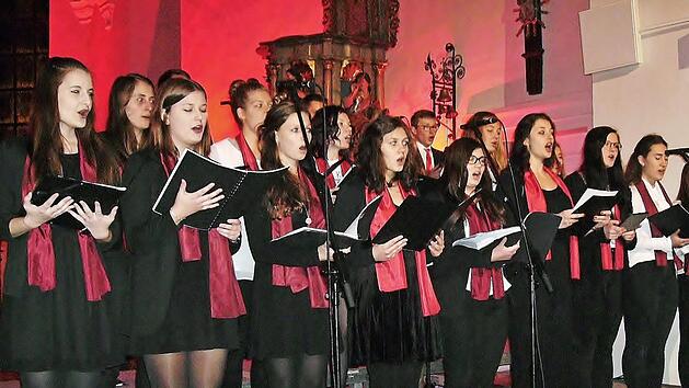 Chor und Band des Benefizprojekts "Musik verbindet" sind am Sonntag, 9. Dezember im Altenkunstadter Gotteshaus zu Gast. Foto: Bernd Kleinert