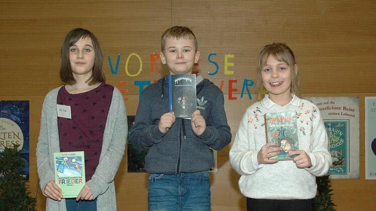 Den "Regionalen Vorlesewettbewerb" der sieben Realschulen gewannen diese drei Realschüler (von links): Lilia Zapf (Bad Staffelstein,  Platz 2), Dominik Seifert (CO I, Platz 1), Anna Müller (Kronach II). Foto: Edwin Meißinger