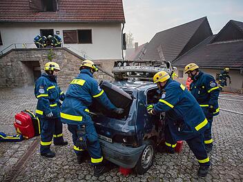 &Uuml;bungsteilnehmer des Schweinfurter THW k&uuml;mmern sich um den Verkehrsunfall.