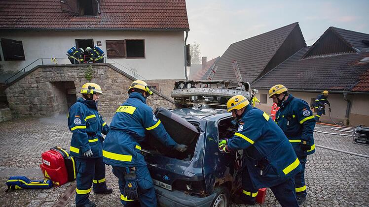 &Uuml;bungsteilnehmer des Schweinfurter THW k&uuml;mmern sich um den Verkehrsunfall.