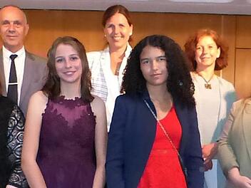Die drei Klassenbesten (vorne, von rechts) Johanna Zeulner, Johanna Hahn und Leoni Zuber mit (hinten, von links) Bürgermeister Franz Uome, Schulrätin Kerstin Zapf, Rektorin Annette Marx und Klassenleiterin Katharina Wagner Foto: Klaus-Peter Wulf