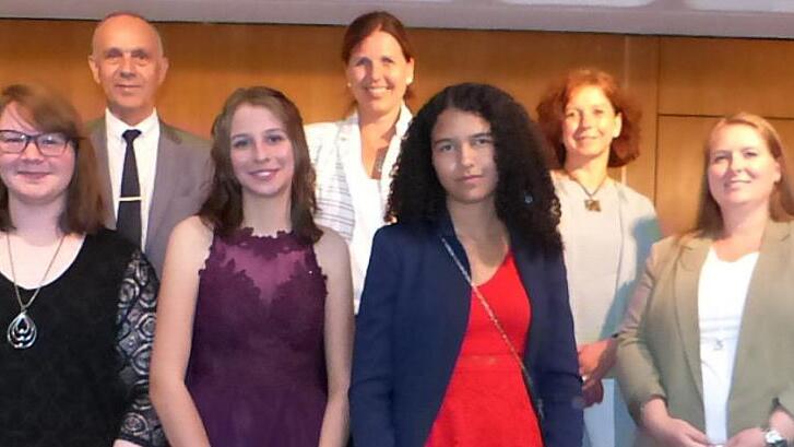 Die drei Klassenbesten (vorne, von rechts) Johanna Zeulner, Johanna Hahn und Leoni Zuber mit (hinten, von links) Bürgermeister Franz Uome, Schulrätin Kerstin Zapf, Rektorin Annette Marx und Klassenleiterin Katharina Wagner Foto: Klaus-Peter Wulf