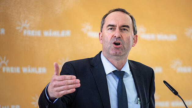 Die aktuellen Corona-Einschr&auml;nkungen seien f&uuml;r Einzelhandel, Kinos und Sport keine Dauerl&ouml;sung, findet Wirtschaftsminister Hubert Aiwanger.