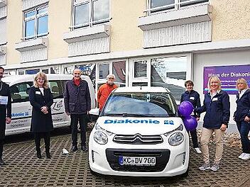Bei der offiziellen Übergabe des neuen Fahrzeugs (von links): Dekan Markus Müller, geschäftsführender Vorstand Karin Pfadenhauer, Karl H. Fick, Roland Rost, Claudia Welsch (alle Diakonieverein), Pflegedienstleiterin ambulant Melanie Beitzinger sowie Karin Büttner (Diakonieverein Kronach)