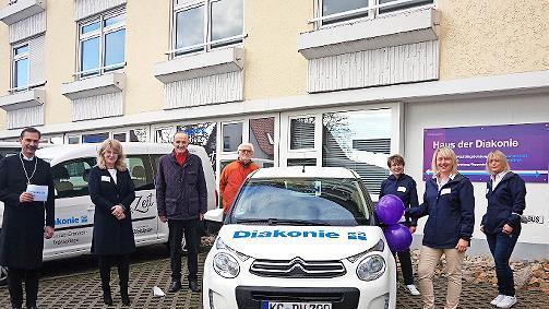 Bei der offiziellen Übergabe des neuen Fahrzeugs (von links): Dekan Markus Müller, geschäftsführender Vorstand Karin Pfadenhauer, Karl H. Fick, Roland Rost, Claudia Welsch (alle Diakonieverein), Pflegedienstleiterin ambulant Melanie Beitzinger sowie Karin Büttner (Diakonieverein Kronach)