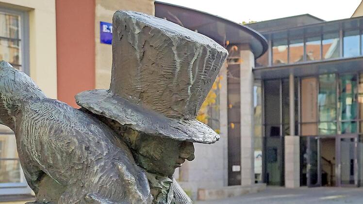 Vor dem Bamberger Theater steht eine Skulptur von E.T.A. Hoffmann.
