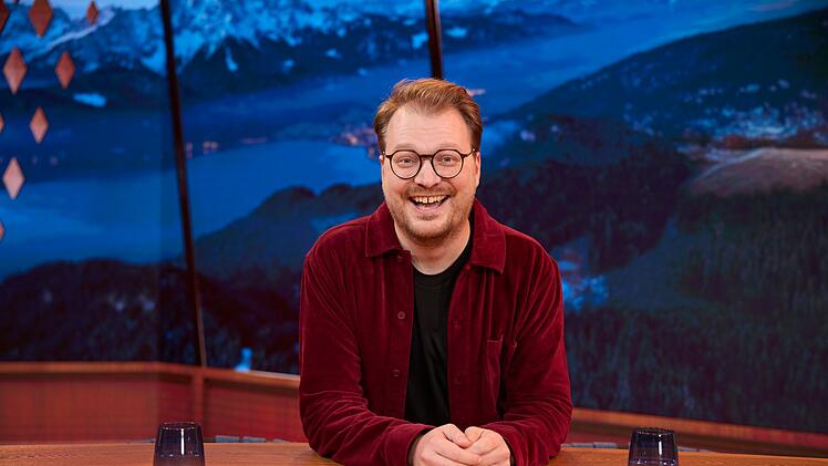 Maxi Gstettenbauer konfrontiert seine Mitspieler mit landeskundlichen und einfach nur schr&auml;gen Quizfragen.