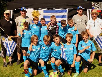 Mit großem Erfolg kehrten die Junioren des FC Sand (Uruguay) von ihrer Weltmeisterschaft zurück, hier mit Trainer Detlef Nigbur (2. von links) und Jugendleiter Michael Oppelt (rechts). Foto: Günther Geiling
