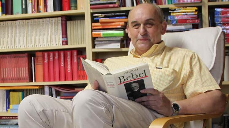 Wenn Alfred Schrenk einmal Zeit hat, dann zieht er sich in sein Bücher-Zimmer zurück. Foto: Ulrike Müller