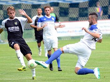 Die SpVgg Jahn Forchheim (weiße Trikots) bleibt nach dem 3:2-Sieg gegen Amberg an der Tabellenspitze.  Foto: herzopress