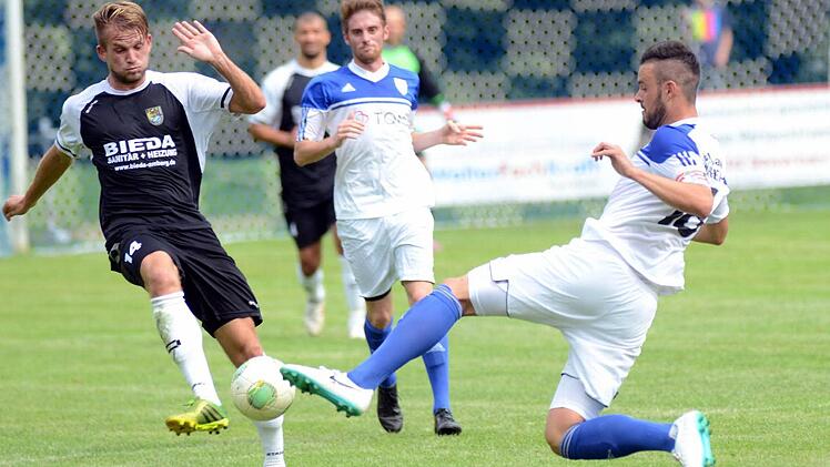 Die SpVgg Jahn Forchheim (weiße Trikots) bleibt nach dem 3:2-Sieg gegen Amberg an der Tabellenspitze.  Foto: herzopress