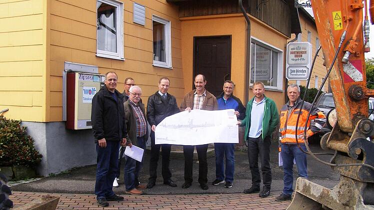 Startschuss für die Bauarbeiten: Matthias Wacker (Staatliches Bauamt Schweinfurt), Martin Halbey, Werner Küffner (beide Bauleitung ARZ), Tobias Schneider (Geschäftsführer ARZ), Bürgermeister Dieter Muth, 2. Bürgermeister Karl-Heinz Schüßler, Dirk Dickmeis (Staatliches Bauamt Schweinfurt) und Helmut Nies (Baufirma Ullrich). Foto: Wolfgang Saam