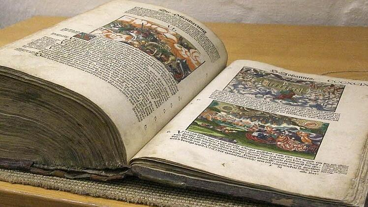 Die Lutherbibel aus dem Jahr 1541 im Bestand der Coburger Landesbibliothek. Sie kann online eingesehen werden. Fotos: Simone Bastian