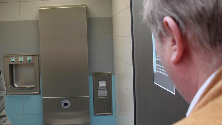 Innen ist alles blitzblank und hygienisch sauber. Davon konnte man sich überzeugen. Damit das so bleibt, wurde eine Lichtenfelser Reinigungsfirma damit beauftragt, nach dem Rechten zu schauen und den Fußboden zu wischen.