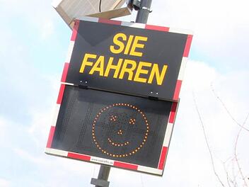 Wer sich an das Tempolimit hält, wird mit einem lachenden Gesicht belohnt. "Das wirkt nachhaltig" behauptete die Ebermannstadter Bürgermeisterin Christiane Meyer (NLE).  Foto: dpa