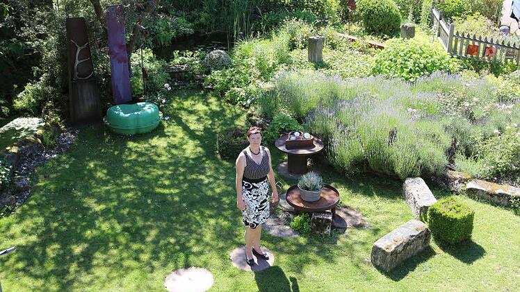 Einen Traumgarten hat Carmen Kunert geschaffen. Sein besonderer Reiz liegt in der Symbiose von Natur und Kunst. Foto: Barbara Herbst