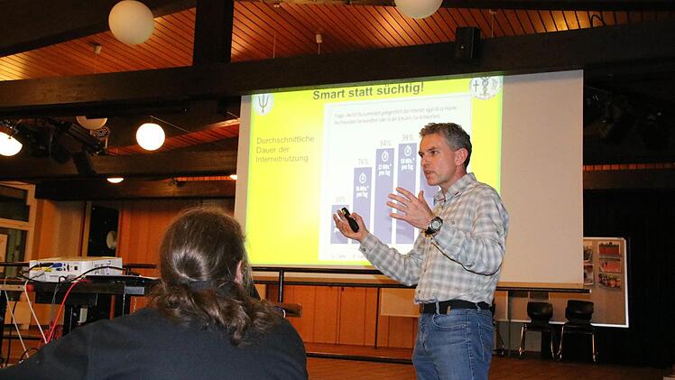 Beratungslehrer Andreas Strehler beim Vortrag "Smart statt süchtig". Foto: Ralf Ruppert