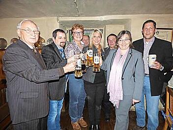 Die Europaabgeordnete Monika Hohlmeier (Dritte von links) und Bundestagsabgeordneter Silke Launert (Mitte) beim Stärkeantrinken im Urbräu Foto: Thomas Weichert