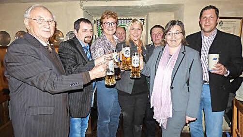 Die Europaabgeordnete Monika Hohlmeier (Dritte von links) und Bundestagsabgeordneter Silke Launert (Mitte) beim Stärkeantrinken im Urbräu Foto: Thomas Weichert