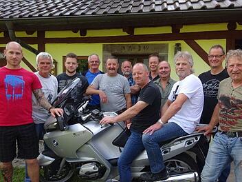 Mit einem gemütlichen Beisammensein mit den Familien wurde die Motorradsaison 2017 eröffnet. Auf dem heißen Stuhl Vorsitzender Rainer Härter, dahinter Peter Kaas Foto: Anton Then