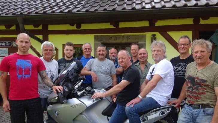 Mit einem gemütlichen Beisammensein mit den Familien wurde die Motorradsaison 2017 eröffnet. Auf dem heißen Stuhl Vorsitzender Rainer Härter, dahinter Peter Kaas Foto: Anton Then