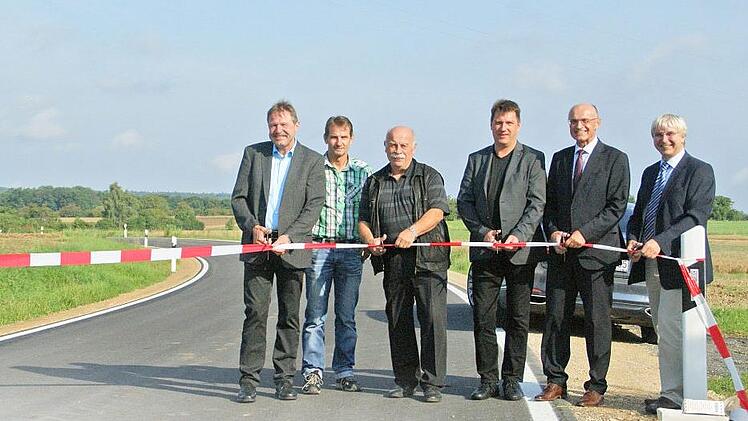 Nach nicht einmal zwei Monaten Bauzeit konnte am Donnerstag die Kreisstraße von Lembach bis zur Landkreisgrenze Bamberg wieder für den Verkehr freigegeben werden. Der Landkreis Bamberg wird die Reststrecke bis Priesendorf im kommenden Jahr ebenfalls erneuern. Unser Bild zeigt von links den Leiter der Kreis-Tiefbauverwaltung Alfons Schanz, seinen Mitarbeiter Hubert Schramm, Eltmanns amtierenden Bürgermeister Hans-Georg Häfner, Oberbauleiter Stephan Lüttig von der Firma Rädlinger, Landrat Wilhe...