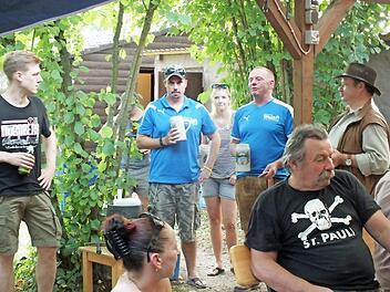 Bei der Dankesrede denken Fabian Reimer, Alex Lumbe und Peter Arold mit den übrigen Helfern an den "Türkencapo". Genau ein Vierteljahrhundert ist es her, dass er anregte, wieder einen Baum zur Kerwa im Weihersbach aufzustellen. Foto: Manfred Welker