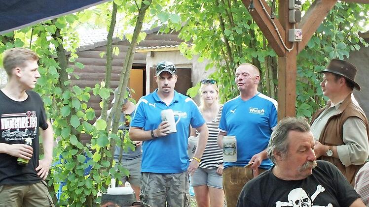 Bei der Dankesrede denken Fabian Reimer, Alex Lumbe und Peter Arold mit den übrigen Helfern an den "Türkencapo". Genau ein Vierteljahrhundert ist es her, dass er anregte, wieder einen Baum zur Kerwa im Weihersbach aufzustellen. Foto: Manfred Welker