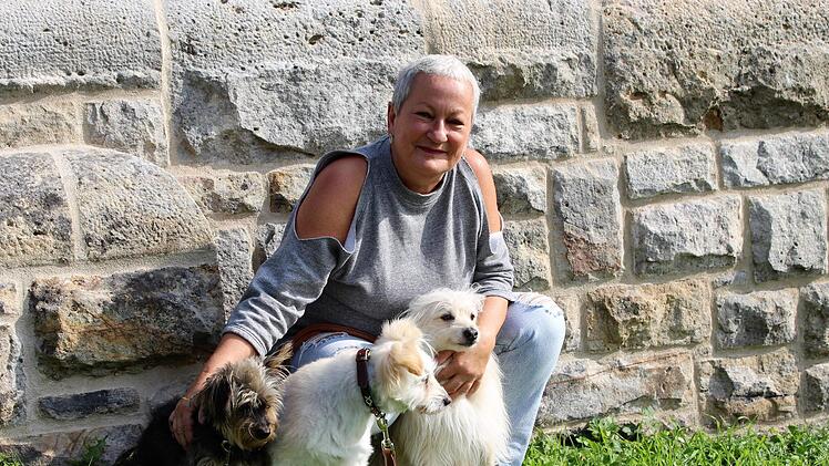 Ruth Stepan läuft mit ihren Hunden täglich ins Staatsbad und beseitigt den Müll anderer Leute. Foto: Julia Raab
