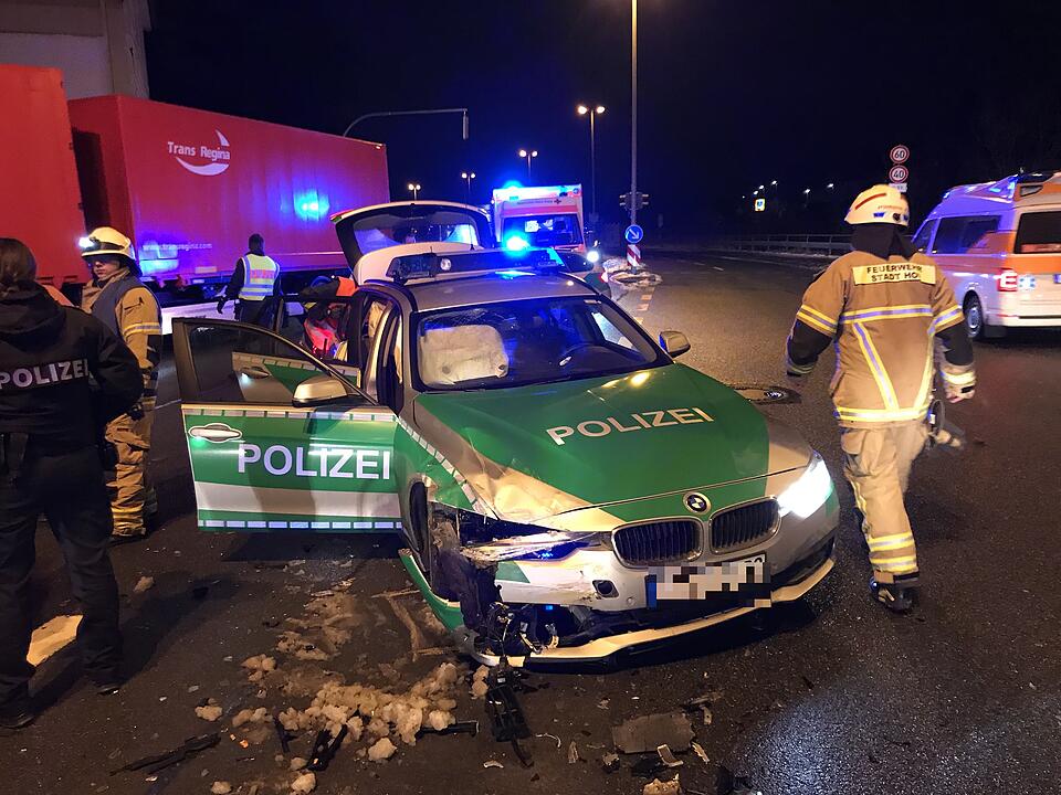 Frontalzusammenstoß mit einem Polizeiwagen in Hof