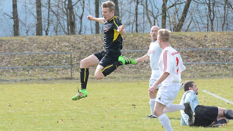 Szene aus dem Spiel des BSC lauter (in weiß) gegen den SV Römershag (5:0). ssp