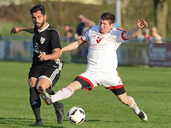 Memmelsdorf's Tominslav Siric (weiße Trikot) kann den Pass von Sonnefelds Tayfun Özdemir nicht verhindern. Doch zu einer Torchance führte die Aktion auch nicht. Foto: Lisa Hümmer