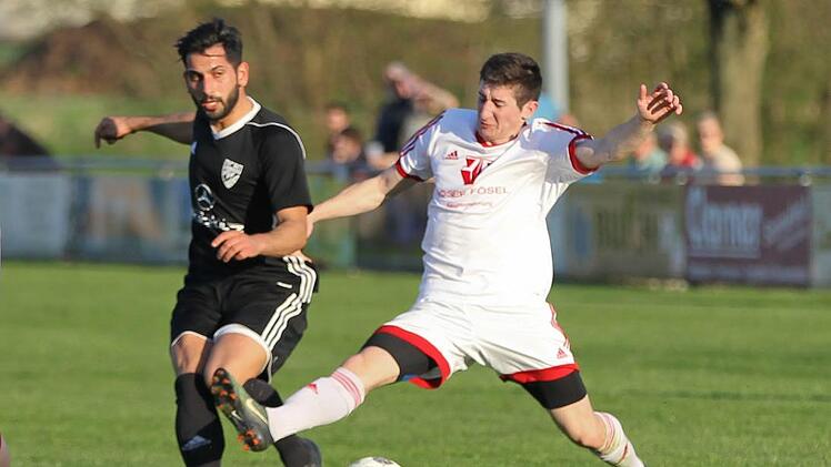 Memmelsdorf's Tominslav Siric (weiße Trikot) kann den Pass von Sonnefelds Tayfun Özdemir nicht verhindern. Doch zu einer Torchance führte die Aktion auch nicht. Foto: Lisa Hümmer