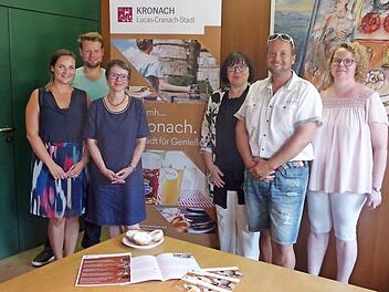 Sie setzen auf den Genuss (von links): Tina-Christin R&uuml;ger (Botschafterin), Philip Kober (TVB), Kerstin L&ouml;w (TVB-Betriebsleiterin), Christa Franz, Thomas Baier (beide Genussf&uuml;hrungs-G&auml;stef&uuml;hrer) und Kerstin Rentsch (Genussort Kleintettau) Foto: Heike Sch&uuml;lein