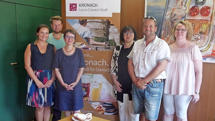 Sie setzen auf den Genuss (von links): Tina-Christin R&uuml;ger (Botschafterin), Philip Kober (TVB), Kerstin L&ouml;w (TVB-Betriebsleiterin), Christa Franz, Thomas Baier (beide Genussf&uuml;hrungs-G&auml;stef&uuml;hrer) und Kerstin Rentsch (Genussort Kleintettau) Foto: Heike Sch&uuml;lein