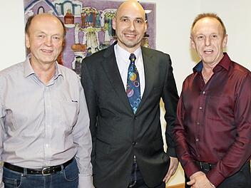 Für eine 25-jährige Mitgliedschaft im Bürgerverein Seidmannsdorf-Löbelstein wurden Klaus Tippelt (links) und Jürgen Ruppenstein von Vorsitzendem Stefan Heinrichs (Mitte) geehrt.  Foto: Desombre
