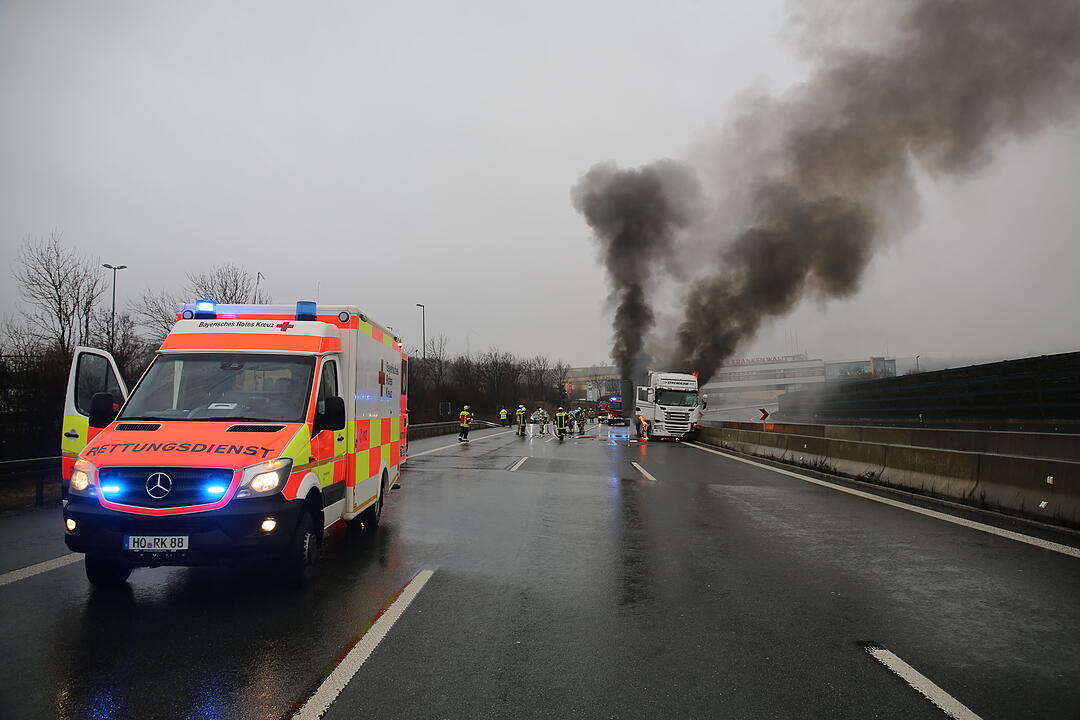 Nach Kollision mit Leitplanke: Lastwagen geht auf A9 in Flammen auf