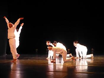 "Schneller, weiter, höher!" - Das olympische Motto in der ironischen Brechung durch das Ballett Dance Works Chicago aus dem 21. Jahrhundert zur Ballettmusikikone des klassischen Balletts aus dem 19. Jahrhundert, "Schwanensee" von Peter Iljitsch Tschaikowski.  Foto: Thomas Ahnert