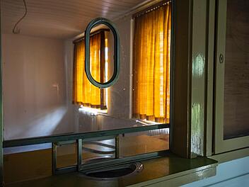 Einmal nach Frankfurt bitte! - Ein einziger Fahrkartenschalter ist noch erhalten geblieben. Foto: Jürgen Hüfner