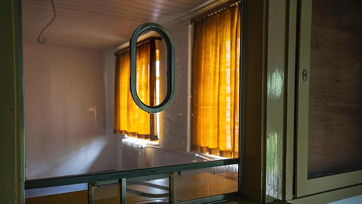 Einmal nach Frankfurt bitte! - Ein einziger Fahrkartenschalter ist noch erhalten geblieben. Foto: Jürgen Hüfner