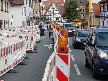Der Notweg für die Fußgänger in der Nürnberger Straße nimmt einen Teil des Straßenraumes in Anspruch.  Fotos: Ekkehard Roepert