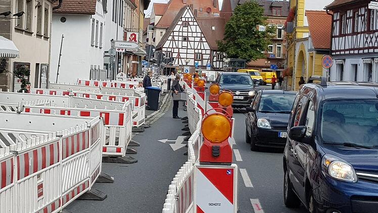 Der Notweg für die Fußgänger in der Nürnberger Straße nimmt einen Teil des Straßenraumes in Anspruch.  Fotos: Ekkehard Roepert