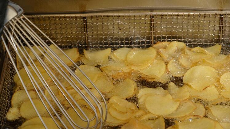 Frische Kartoffelchips aus der Fritteuse. Foto: Gerd Schaar