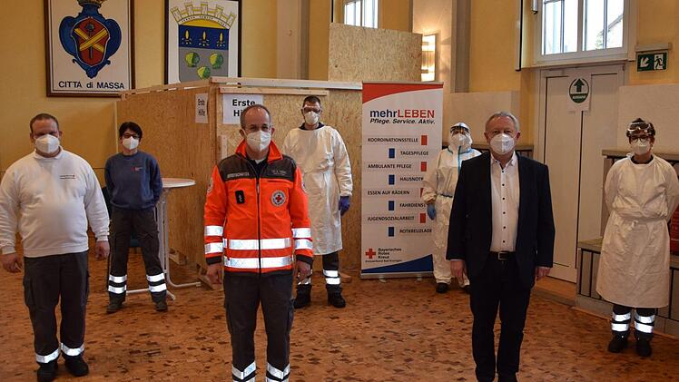 Auch Silvester im Dienst f&uuml;r die, die Menschen im Pflegeheim besuchen wollen: Dr. Alexander Siebel (3. v.l.) und  ehrenamtliche Helferinnen und Helfern des BRK machen Schnelltests im Tattersall. Daf&uuml;r  bedankte sich Landrat Thomas Bold (2.v.r.) Foto: Burkhard Lamer