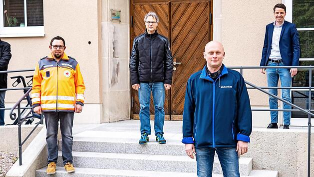 Die Teststrecke in Mitwitz zieht um: von links im Bild Andreas Kristek (BRK-Bereitschaftsleiter Schneckenlohe), Knut Morgenroth (Bürgermeister Schneckenlohe), Sascha Schulz (BRK-Bereitschaftsleiter Mitwitz), Wolfgang Wenzel (Stellvertretender Kommandant der Feuerwehr Mitwitz), Jens Fehd (Pflegedienstleiter der Diakoniestation Mitwitz), Oliver Plewa (Bürgermeister Mitwitz) und Sabine Lesch (Zweite Geschäftsführende Vorsitzende).