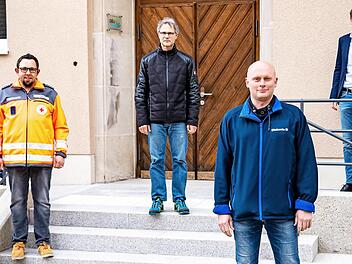 Die Teststrecke in Mitwitz zieht um: von links im Bild Andreas Kristek (BRK-Bereitschaftsleiter Schneckenlohe), Knut Morgenroth (B&uuml;rgermeister Schneckenlohe), Sascha Schulz (BRK-Bereitschaftsleiter Mitwitz), Wolfgang Wenzel (Stellvertretender Kommandant der Feuerwehr Mitwitz), Jens Fehd (Pflegedienstleiter der Diakoniestation Mitwitz), Oliver Plewa (B&uuml;rgermeister Mitwitz) und Sabine Lesch (Zweite Gesch&auml;ftsf&uuml;hrende Vorsitzende).
