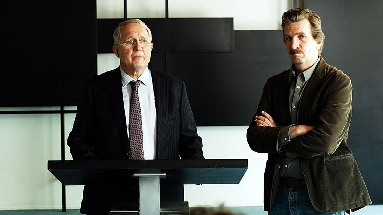 Nach dem Fund von Alexandras Leiche müssen Staatsanwalt Gero Schmidt (Harald Krassnitzer, links) und Kommissar Kai Matzen (Karsten Antonio Mielke) an die Öffentlichkeit gehen. Ist ihnen bei der Verurteilung von Hajo Rick ein Fehler unterlaufen?
