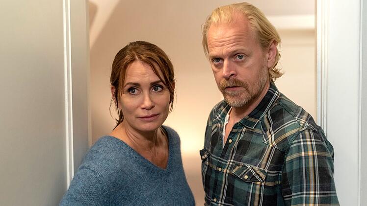 Katharina (Anja Kling) und ihr Mann Bent (Carsten Bjørnlund) sind ein eingespieltes Team. Das zeigt sich auch, als sie seine Hilfe braucht, als Erik verlangt, geduscht zu werden.